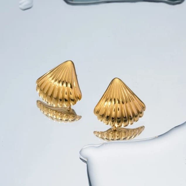 Aretes Concha Dorada puesto