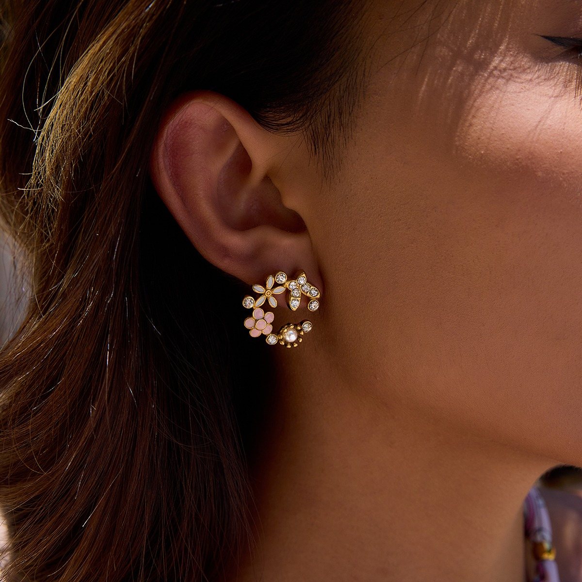 Aretes Floreado Circular puesto