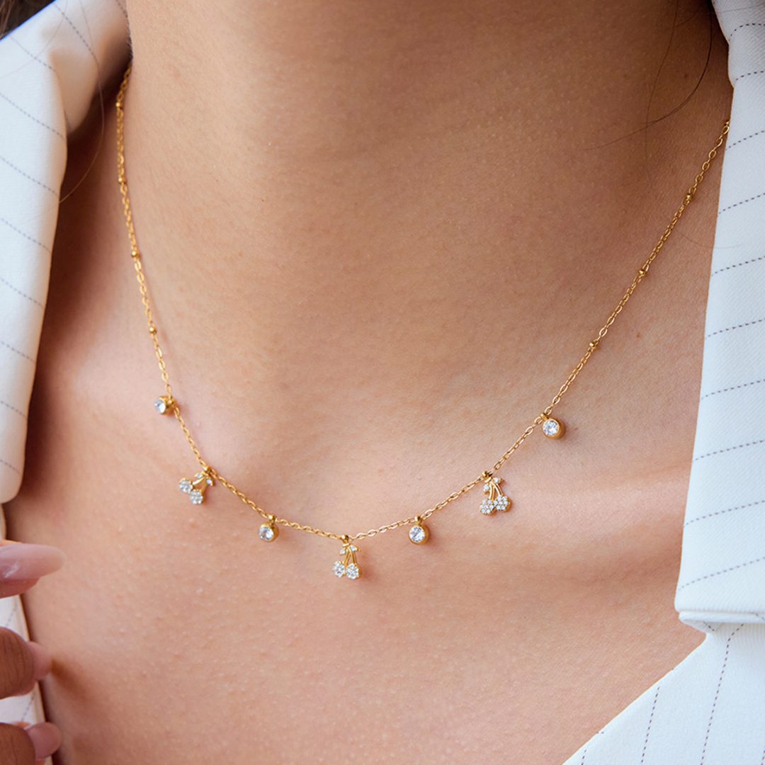 Collar Cerezas puesto