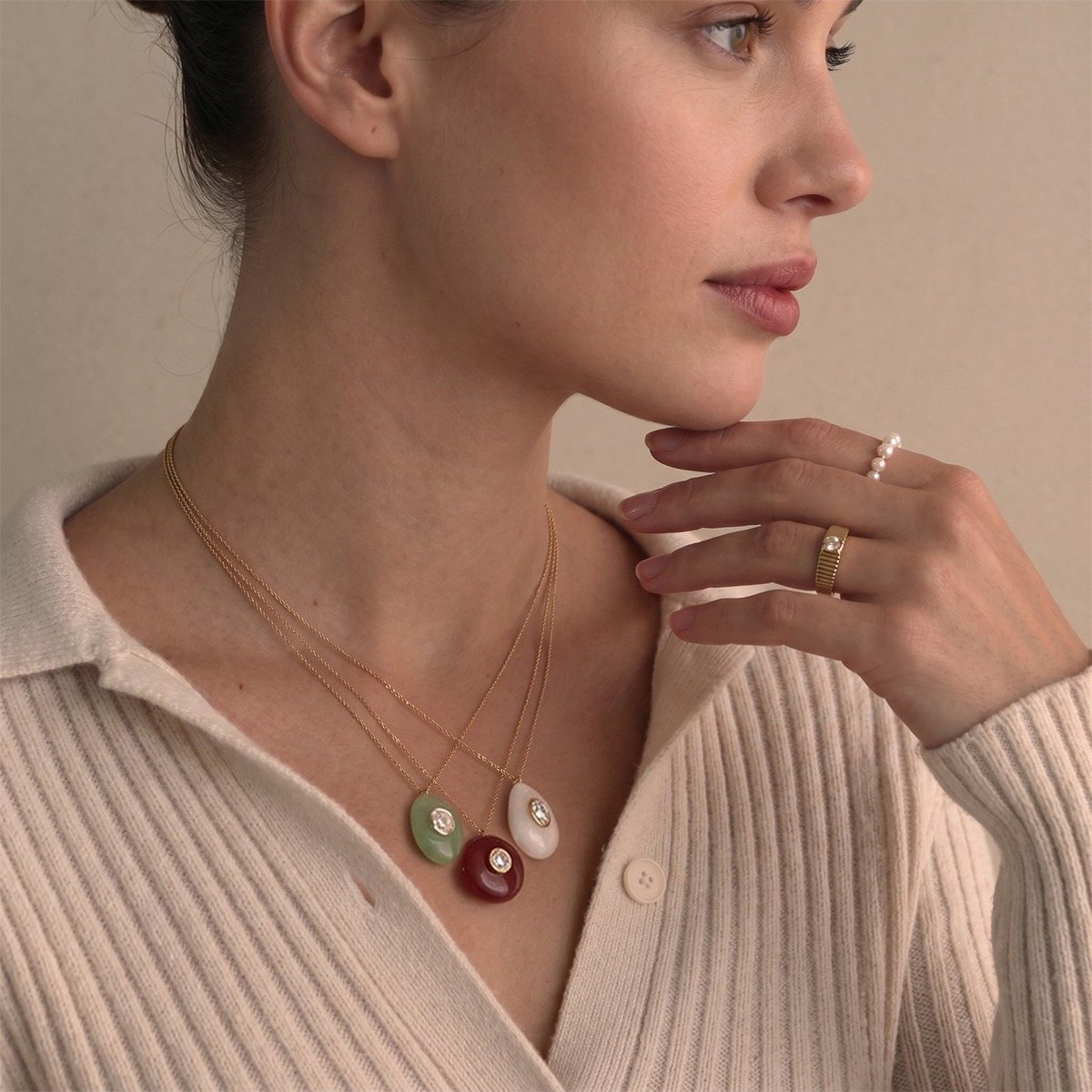 Collar Cuarzo Verde y Blanco puesto